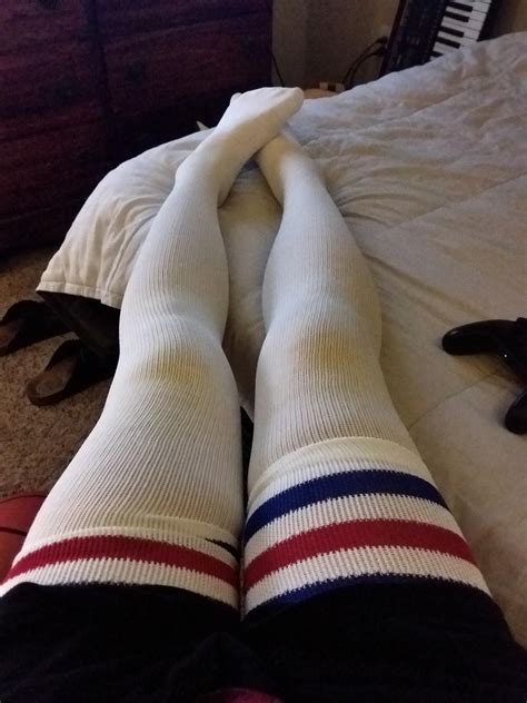 Just found this subreddit and noticed a lack of thigh highs : r/socks