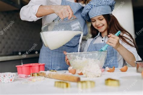 Hija Y Su Madre Cocinando Un Pastel Madre Vierte Leche Y My Xxx Hot Girl