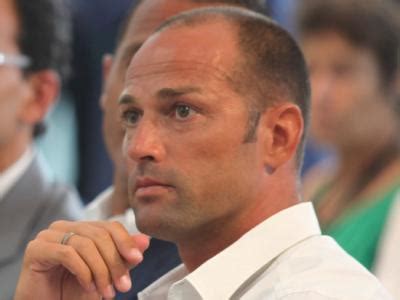 L'ex calciatore, squalificato dopo soli tre giorni dal gf vip per una stefano bettarini contro il gf vip passa alle vie legali e sul social rivela: Stefano Bettarini pentito per il divorzio da Simona Ventura