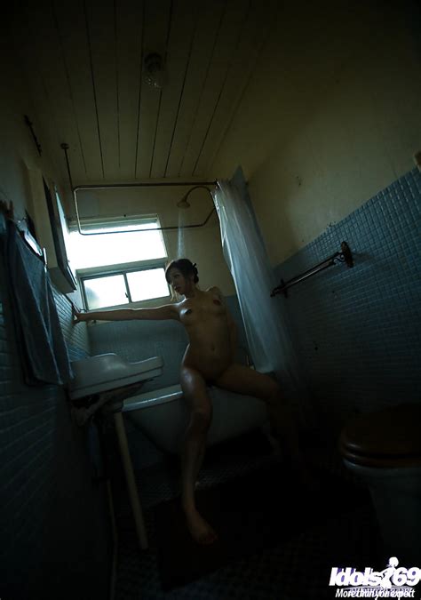 Nena Asiática Desnuda Con El Coño Pequeño Emi Harukaze Tomando El Baño Fotos Porno Xxx Fotos