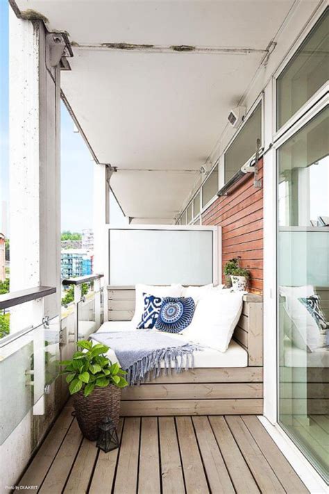 ways  turn  small balcony   stunning oasis page