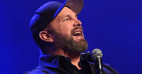 Garth Brooks Sings For Randy Travis At Moving Tribute Show Rolling Stone