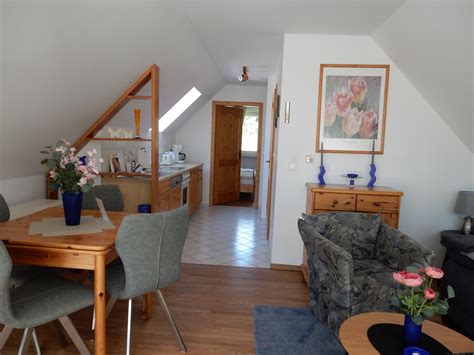 Das gemütliche wohnzimmer mit großen bodentiefen fenstern verfügt über eine eckcouch sowie einen flachbildfernseher und ein radio. Ferienwohnung D83 in der Anlage hinter den Dünen in Prerow ...