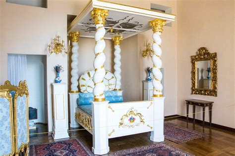 So darf ein prinzessinnen bett im eigenen kinderzimmer natürlich auch nicht fehlen. Prinzessinnen-Bett in weißem Holz mit Goldverzierung im Schloss Slavkov in Austerlitz ...