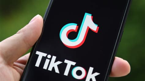 Young Service Workers Are Gaining Large Followings on TikTok | Teen Vogue