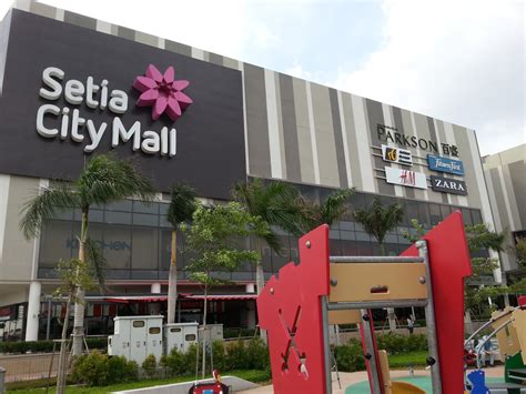 The shopping mall is visible as you drive along the main road (persiaran setia alam or a.k.a. HITAM PUTIH: Setia City Mall, Shah Alam.