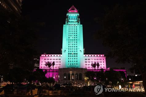 우리나라 국기(國旗)인 태극기(太極旗)는 흰색 바탕에 가운데 태극문양과 네모서리의 건곤감리(乾坤坎離) 4괘(四卦)로 구성되어 있습니다. 레바논 대폭발 희생자 애도 조명 밝힌 LA 시청사 | 연합뉴스