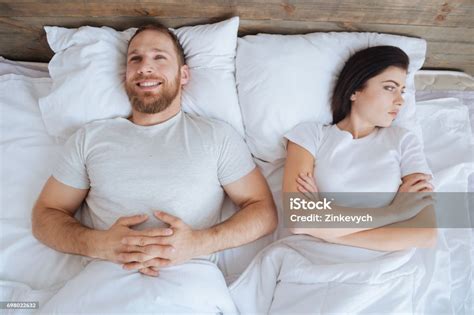 Mutlu Bir Adam Ve Deli Kadın Yan Yana Yatakta Yatarken Stok Fotoğraflar And 13 19 Yaş Arası‘nin