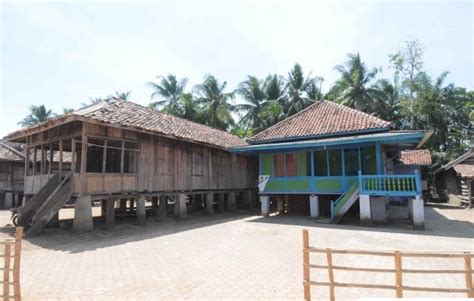 Rumah adat suku luwuk memiliki bentuk persegi empat yang memiliki jendela dan pintu yang ukuranya sama. Rumah Adat Lampung, Nama, Gambar, dan Penjelasannya | Adat ...