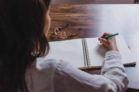 Mujer Escribiendo En Diario Vista Trasera Foto Gratis