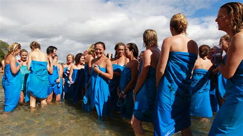 Procura se uma praia praticantes de nudismo buscam espaço no litoral paulista