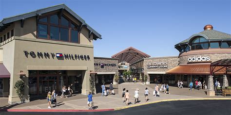 The 10 Best Outlet Malls In Portland Ranked By Local Shopping Expert