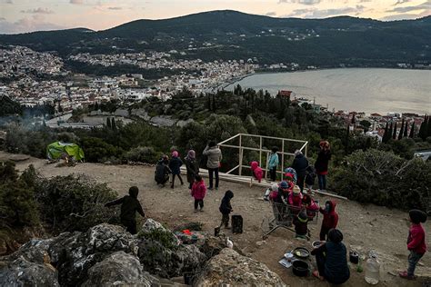 Le sinistre se déclare en début de soirée à l'intérieur de sa charpente et prend rapidement une grande ampleur. Grèce: incendie dans le camp de Samos, 200 migrants ...