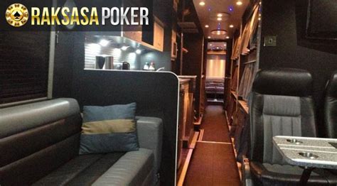 Sleeper Bus (Bus Yang Terdapat Fasillitas Kasur Untuk Tidur) PO Brilian