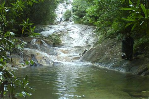 Disana dolaners bebas bermain air jatuh menjulur ke sungai yang tidak terlalu dalam. kraftangan: AIR TERJUN