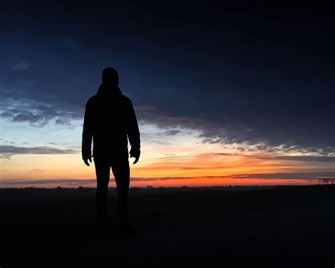 Download Wallpaper 1280x1024 Man Silhouette Loneliness Alone Sunset