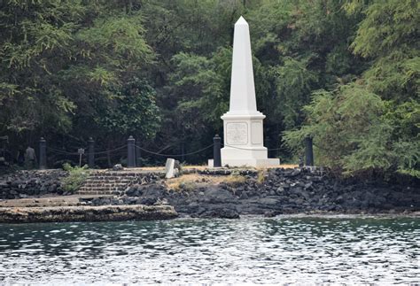 Captain Cooks Monument In Kealakekua Bay Hawaii Kealakekua Bay