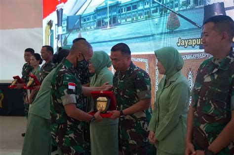 pangdam xvii cenderawasih pimpin acara serah terima jabatan dan tradisi korps pejabat kodam