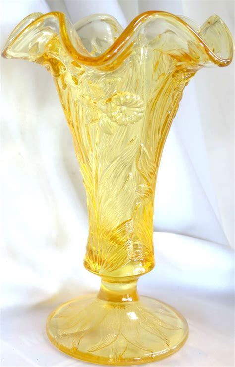 Fenton Art Glass Buttercup Daffodil Vase New 8656y8 Glass Antique Glass Antique Glassware