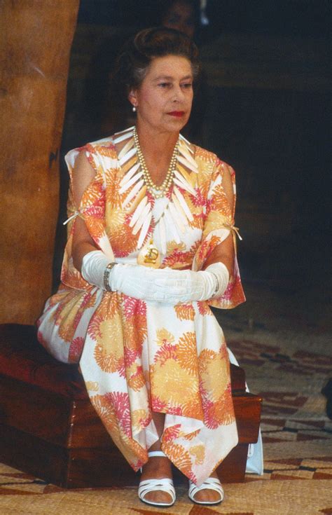 Photos Of The Queens Best Fashion Moments Through The Years Queen