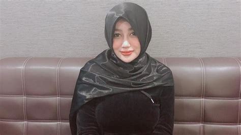 Biasa Seksi Pamela Safitri Kini Posting Foto Berhijab Dan Minta Doa