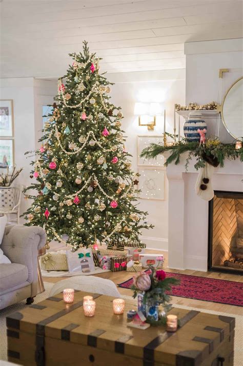 40 Cozy And Cheerful Homes Decorated For A Snowy Christmas