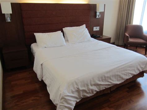 Alaskan king beds have an overall length of 108 (274 cm) and equal width of 108 (274 cm). "King Size Bett" Rembrandt Hotel & Suites (Bangkok ...