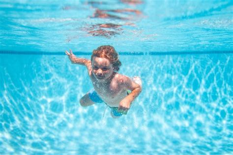Niños Bajo El Agua Nadan En La Piscina Niños Sanos Nadando Y