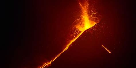 Die eruption ist spektakulär und in der nacht von catania und anderen gebieten siziliens aus sichtbar. Ätna-Ausbruch auf Sizilien hält an - Vulkan lässt Erde ...