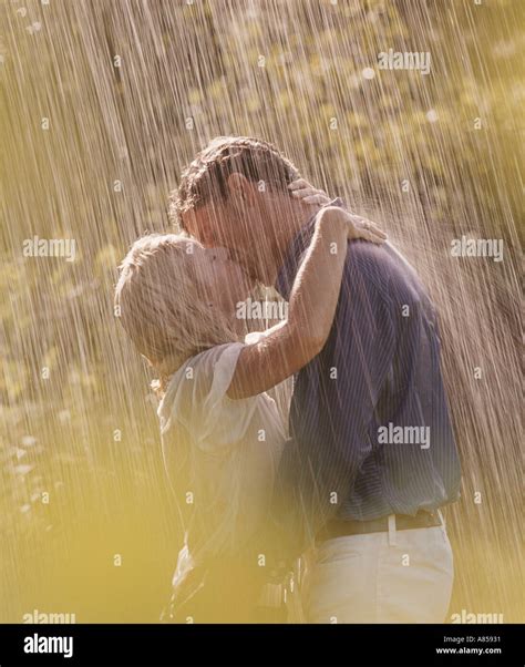 romantische junge paar küssen im regen stockfotografie alamy
