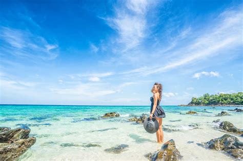 穿着比基尼的美女背影图片 蓝色海边沙滩上穿着比基尼的美女背影素材 高清图片 摄影照片 寻图免费打包下载