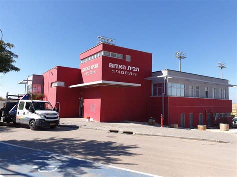 ניסוי הכלים הראשון של קבוצות ליגת העל יוצא לדרך הערב, כשמ.ס אשדוד מארחת את הפועל באר שבע בגביע הטוטו. "הבית האדום" במתחם קרית הספורט יקרא ע"ש נעים ברזני ...