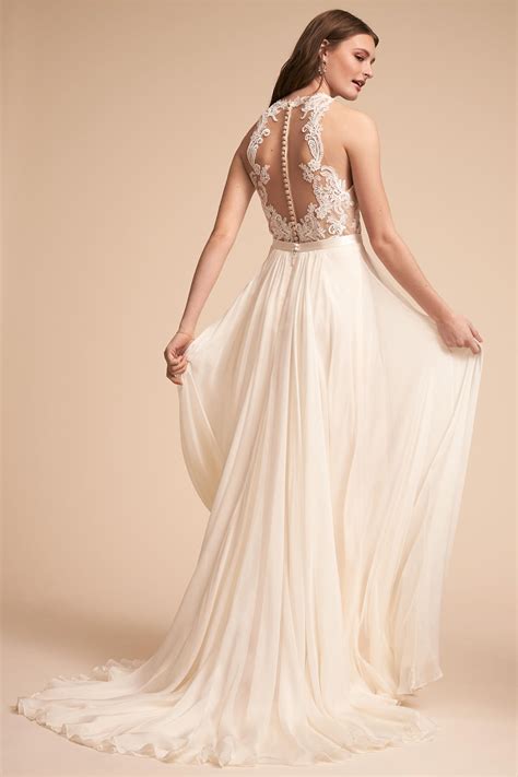 With romantic wedding dresses, the approach is a reflection of femininity. 12 Most Romantic Wedding Dresses Ever | Emmaline Bride