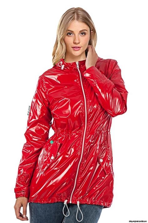 regenjacke rot glänzend regenkleidung roter regenmantel lack kleidung