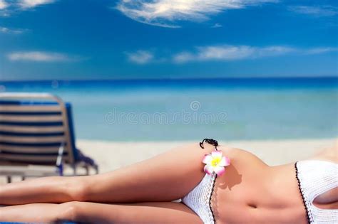 Sch Nheit Im Bikini Ein Sonnenbad Nehmend An Der K Ste Stockbild Bild Von Lang Frau