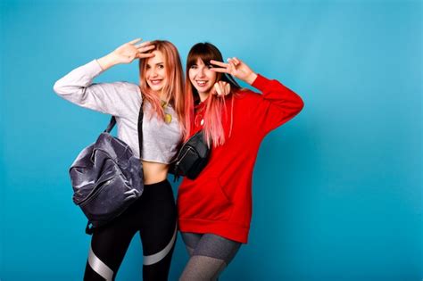 portrait lumineux mignon de deux filles jolies hipster heureux portant des vêtements sportifs
