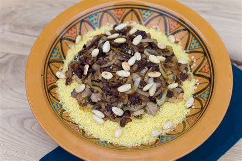 Hussel dit door de groenten en zet de schaal ongeveer 20 tot. Couscous met ui, rozijnen en kip (couscous tfaya) - De ...
