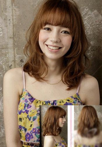 Do not use the comb to preserve the naturalness of the curl lines. 6 Popular Japanese Bob Hairstyles - Hairstyles Weekly