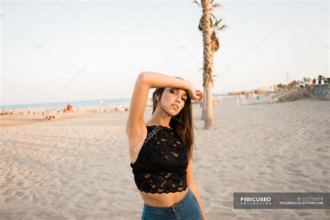 Splendida Donna Bruna In Posa Sulla Spiaggia Vacanze Giovane Adulto