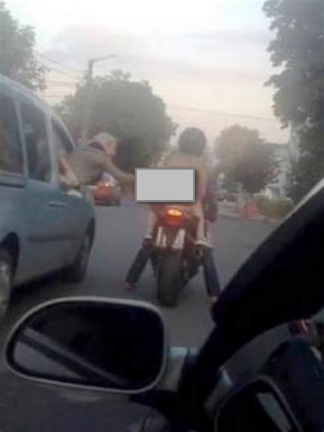 Gempar Wanita Bonceng Motosikal Tanpa Se Urat Benang Lalui Jalan Sesakvideo Gaban Comel