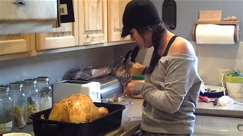 video mom pranks daughter on thanksgiving with pregnant turkey abc7 los angeles