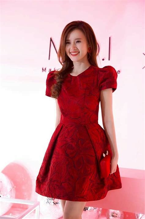 Đỏ Luôn Mang Lại Mai Mắn Cho Những Ngày đầu Năm Asian Fashion Girl Fashion Fashion Design Hot