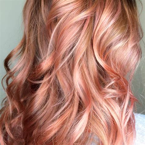If you have dark hair, you will need to lift the color before applying any rose hues. cabelo-rose-gold-hair-1 - Desejos de Beleza