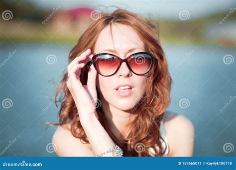 Söta Tonåriga Rödhåriga Glasögon Perfekta Bröst Nakna Nakna Tjejer