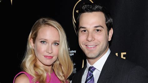 anna camp files for divorce from pitch perfect co star skylar astin after separation