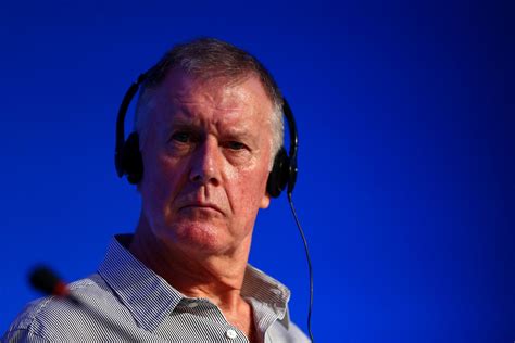 Sir geoff hurst said he supports a ban on children in an interview with the daily mirror, sir geoff, 78, said he believes regular heading in matches and training. Geoff Hurst lays down a challenge to recent West Ham ...