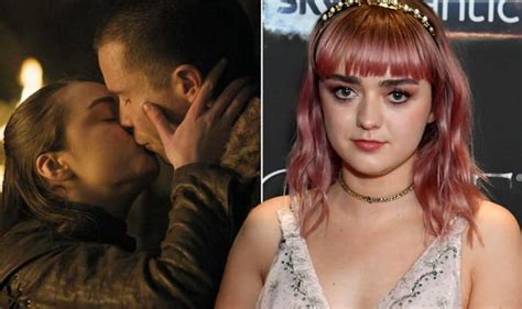 Maisie Williams Flashes Her Nude Tits On The Set Of Sex Pistols Sexiz Pix