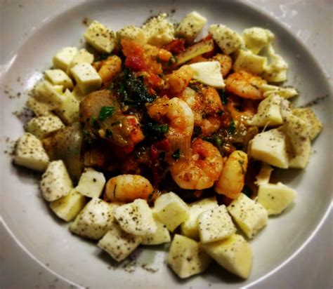 Gebratener Chicorée mit Tomate Mozzarella und Garnelen