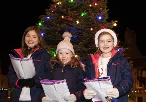 In Pictures Christmas Carols Ring Out Across Melrose The Southern