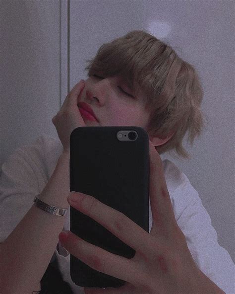 Taehyung Mirror Selfie ~ Taehyung Aesthetic 📷 Tae V Bts Mirror Selfie Dengan Gambar